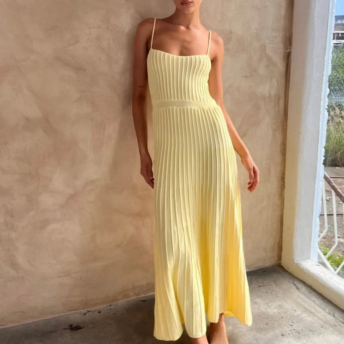 Vestido midi, caimento fluído,  em tricô  modelo feminino  casual elegante super versátil.