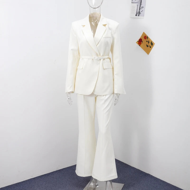 Conjunto blazer de manga  e calça estilo wide pernas mais largas . Detalhes de cinto  que fica super estiloso e elegante .