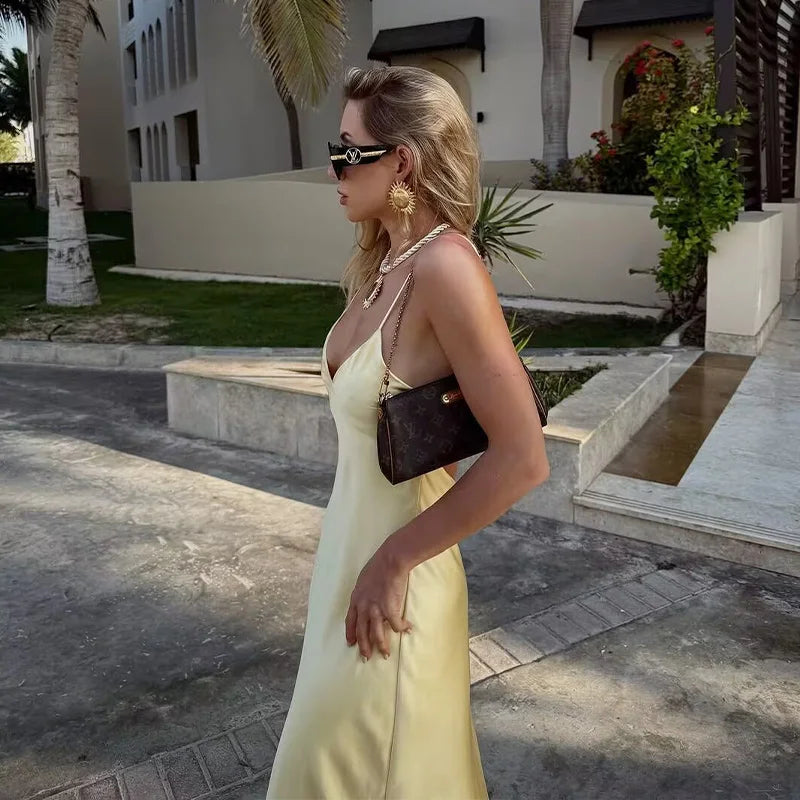 Vestido modelo sensual amarelo  decote nas costas longo pode ser usado em várias ocasiões .
