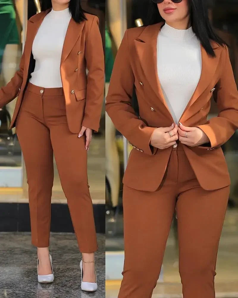 Conjunto de alfaiataria feminino   Blazer e calça moderno e estiloso, pode ser usado no trabalho, reunião,  mais casual .