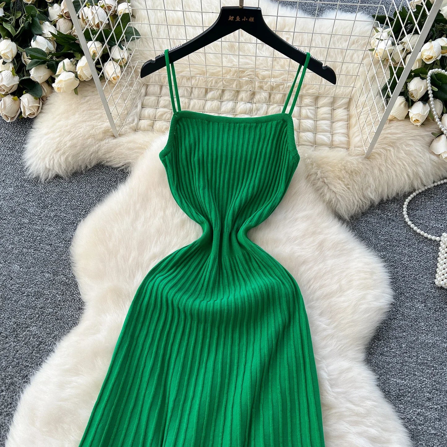 Vestido midi, caimento fluído,  em tricô  modelo feminino  casual elegante super versátil.