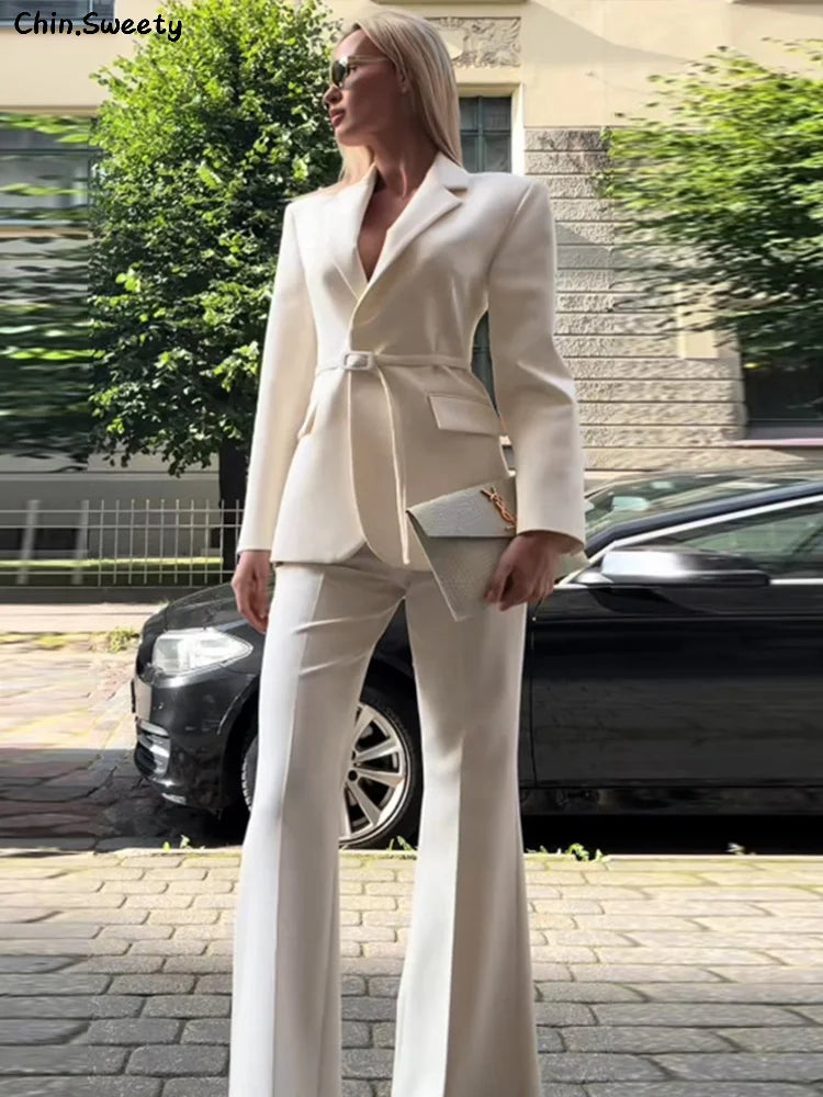 Conjunto blazer de manga  e calça estilo wide pernas mais largas . Detalhes de cinto  que fica super estiloso e elegante .