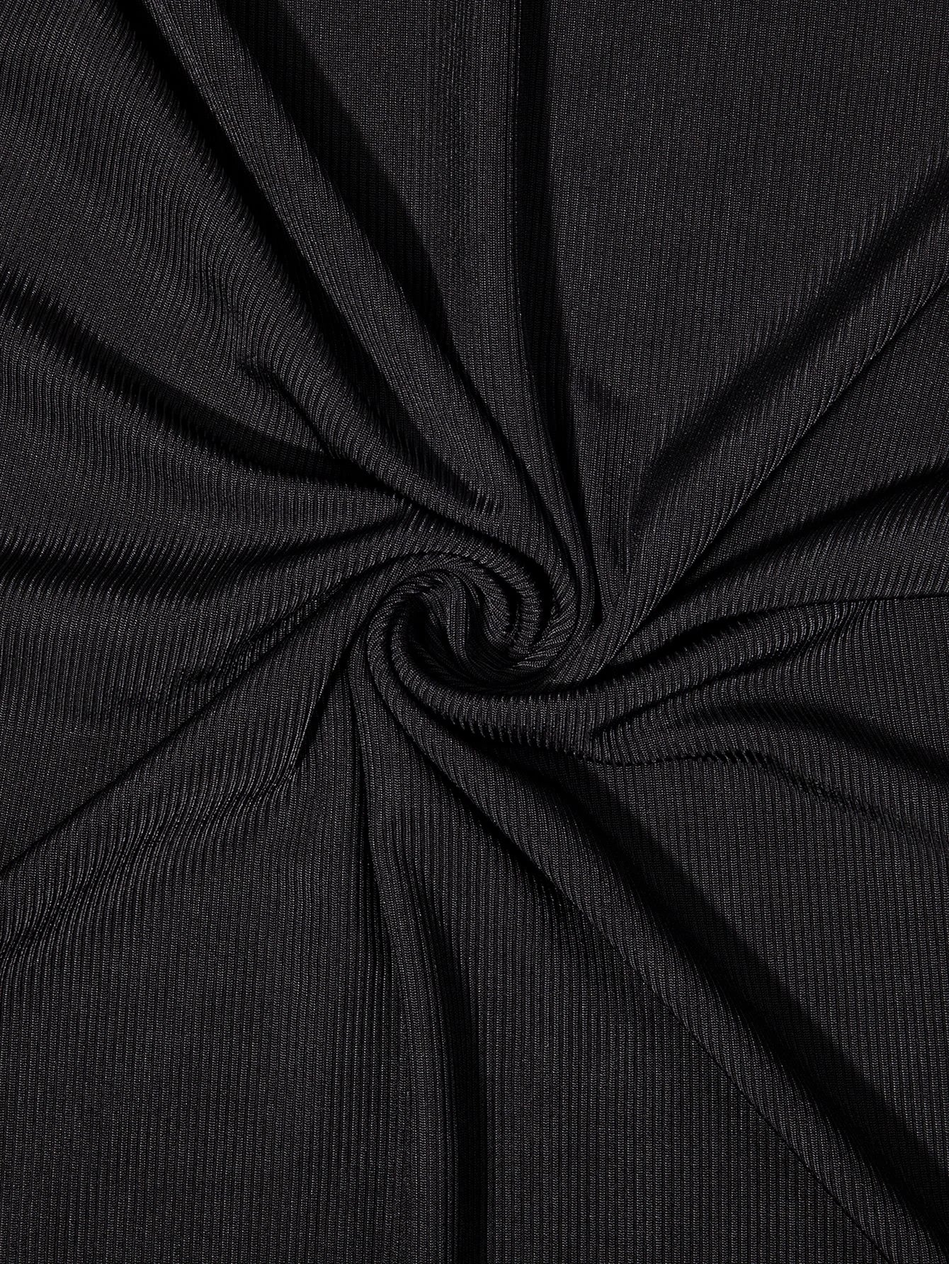 Vestido feminino  modelo justo ao corpo  detalhes em fenda na lateral modelo Midi sexy .