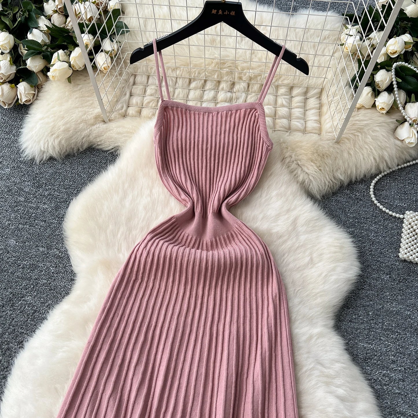 Vestido midi, caimento fluído,  em tricô  modelo feminino  casual elegante super versátil.