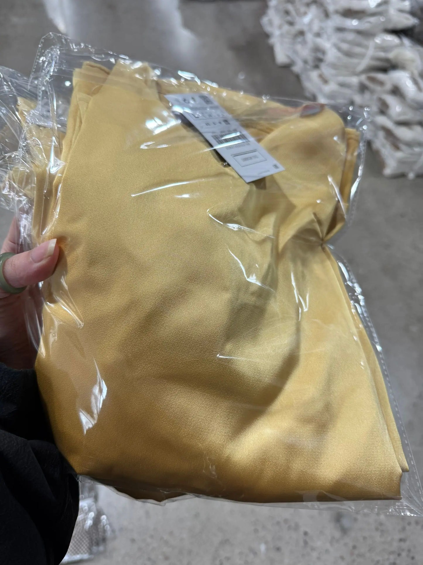 Vestido modelo sensual amarelo  decote nas costas longo pode ser usado em várias ocasiões .