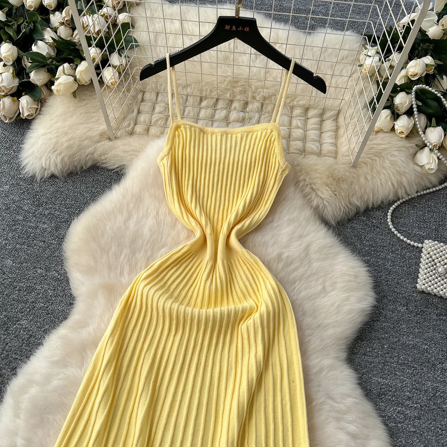 Vestido midi, caimento fluído,  em tricô  modelo feminino  casual elegante super versátil.