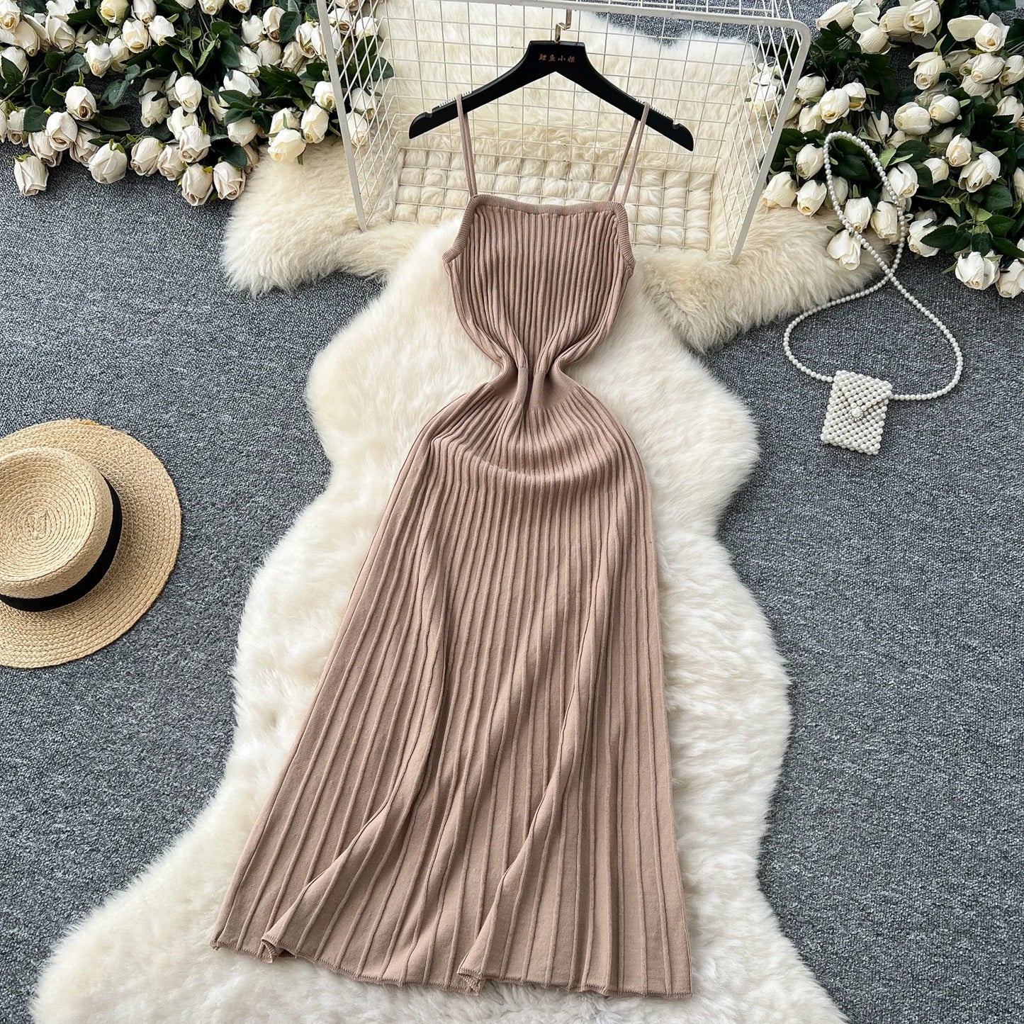 Vestido midi, caimento fluído,  em tricô  modelo feminino  casual elegante super versátil.