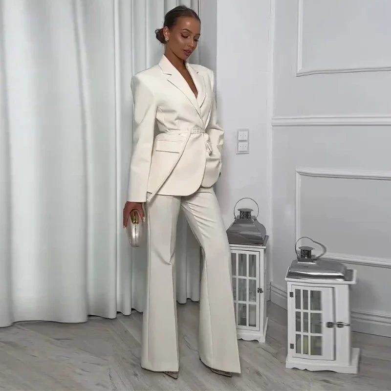 Conjunto blazer de manga  e calça estilo wide pernas mais largas . Detalhes de cinto  que fica super estiloso e elegante .