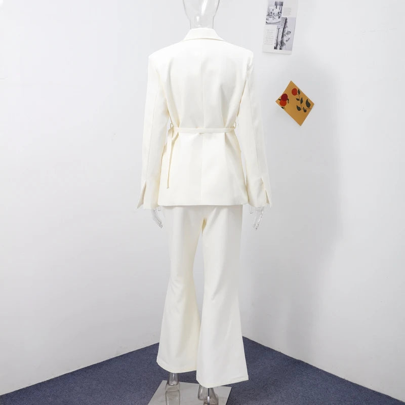 Conjunto blazer de manga  e calça estilo wide pernas mais largas . Detalhes de cinto  que fica super estiloso e elegante .