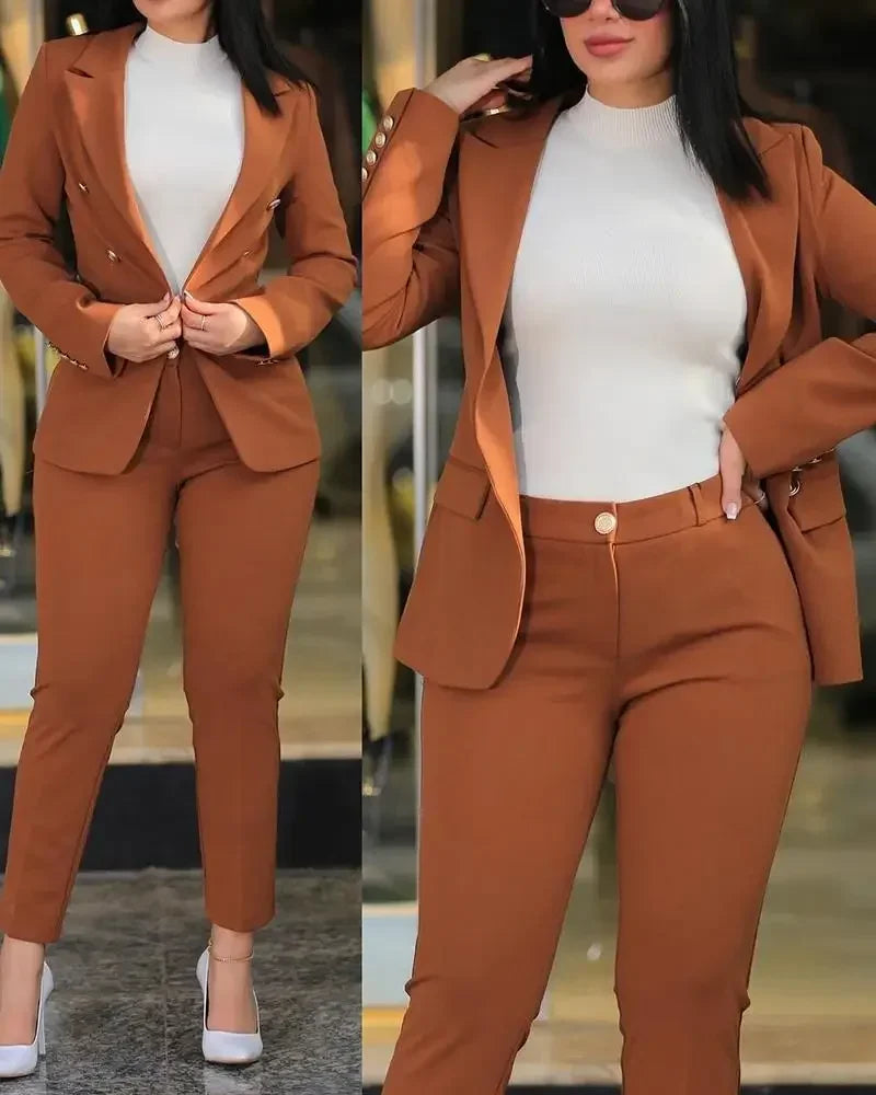 Conjunto de alfaiataria feminino   Blazer e calça moderno e estiloso, pode ser usado no trabalho, reunião,  mais casual .