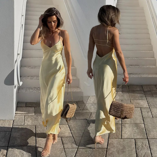 Vestido modelo sensual amarelo  decote nas costas longo pode ser usado em várias ocasiões .