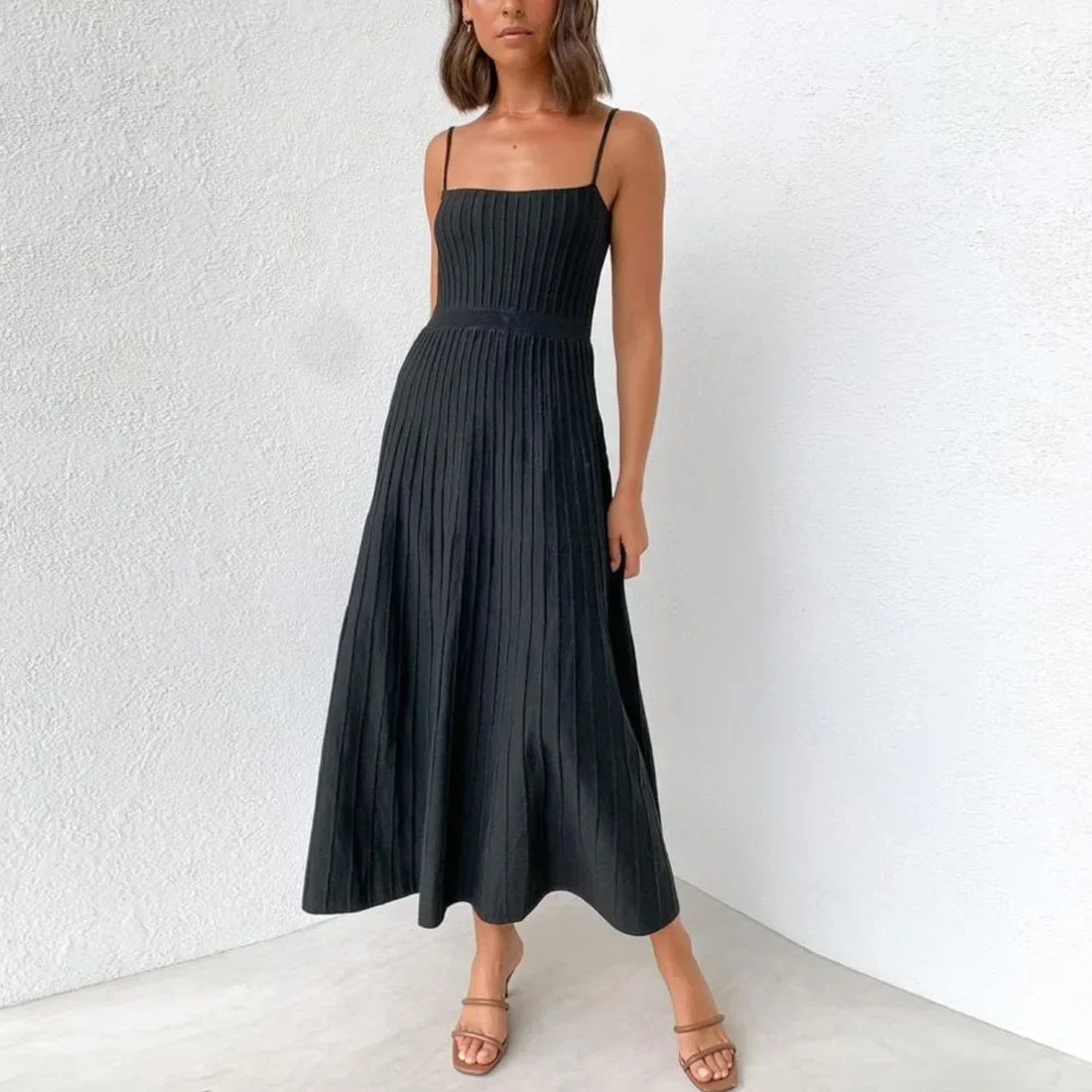 Vestido midi, caimento fluído,  em tricô  modelo feminino  casual elegante super versátil.