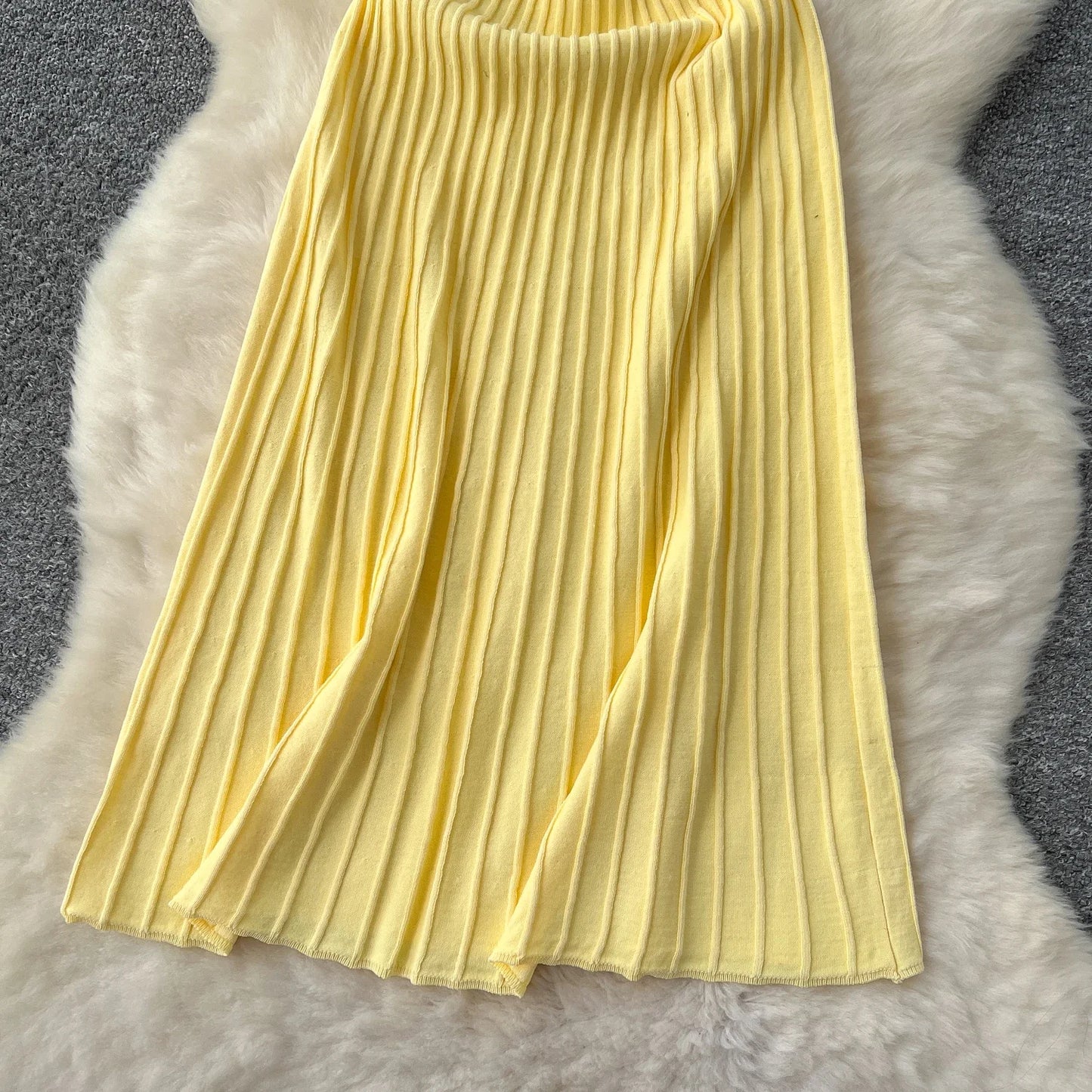 Vestido midi, caimento fluído,  em tricô  modelo feminino  casual elegante super versátil.