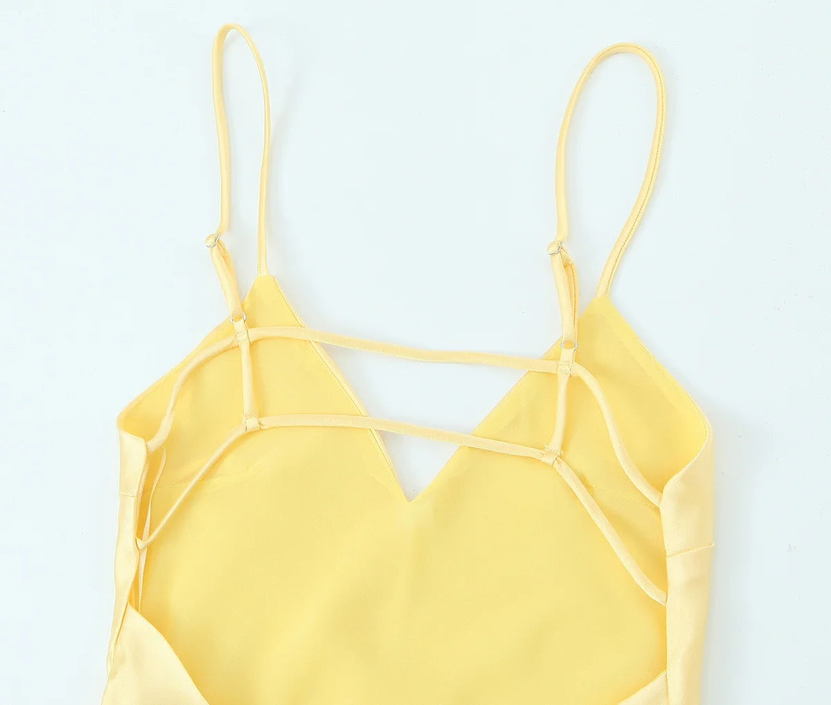 Vestido modelo sensual amarelo  decote nas costas longo pode ser usado em várias ocasiões .
