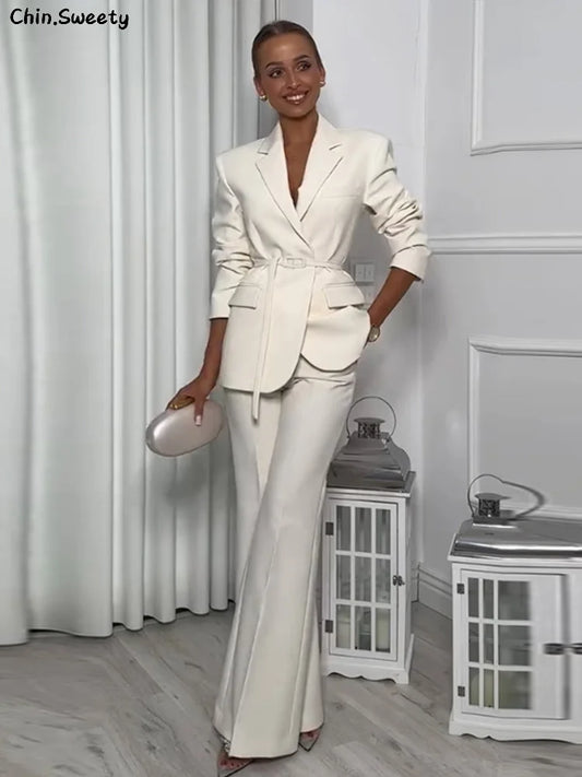 Conjunto blazer de manga  e calça estilo wide pernas mais largas . Detalhes de cinto  que fica super estiloso e elegante .