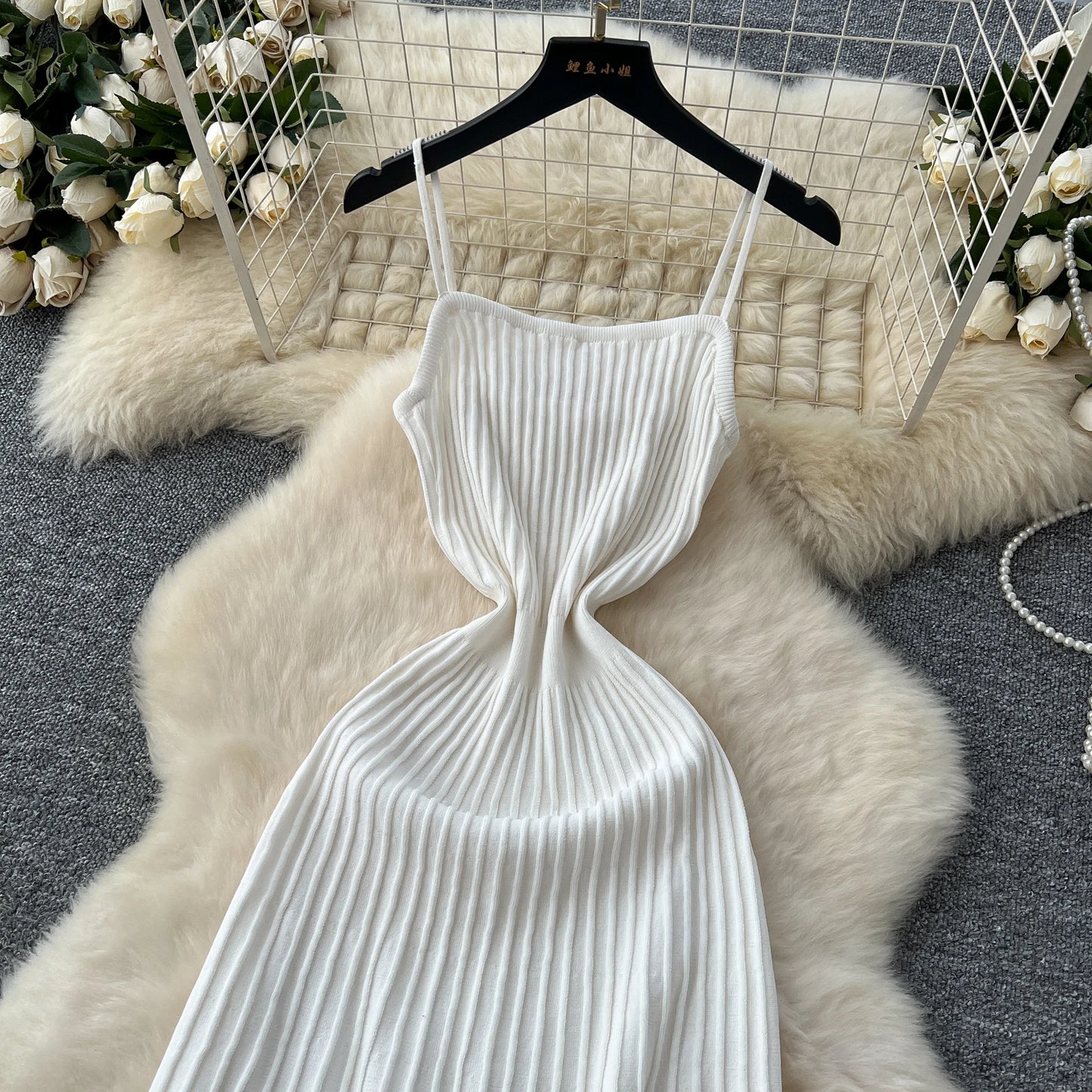 Vestido midi, caimento fluído,  em tricô  modelo feminino  casual elegante super versátil.