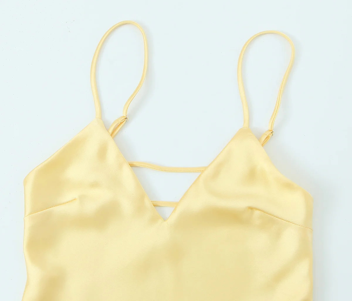 Vestido modelo sensual amarelo  decote nas costas longo pode ser usado em várias ocasiões .
