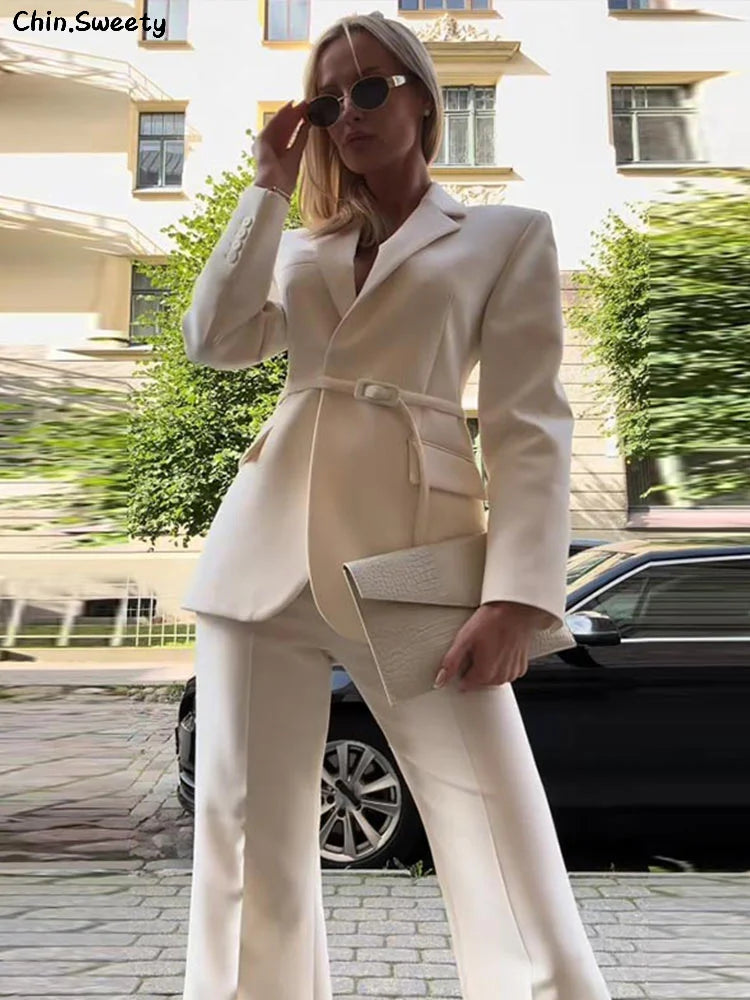 Conjunto blazer de manga  e calça estilo wide pernas mais largas . Detalhes de cinto  que fica super estiloso e elegante .