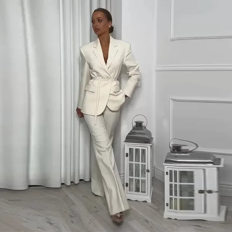 Conjunto blazer de manga  e calça estilo wide pernas mais largas . Detalhes de cinto  que fica super estiloso e elegante .