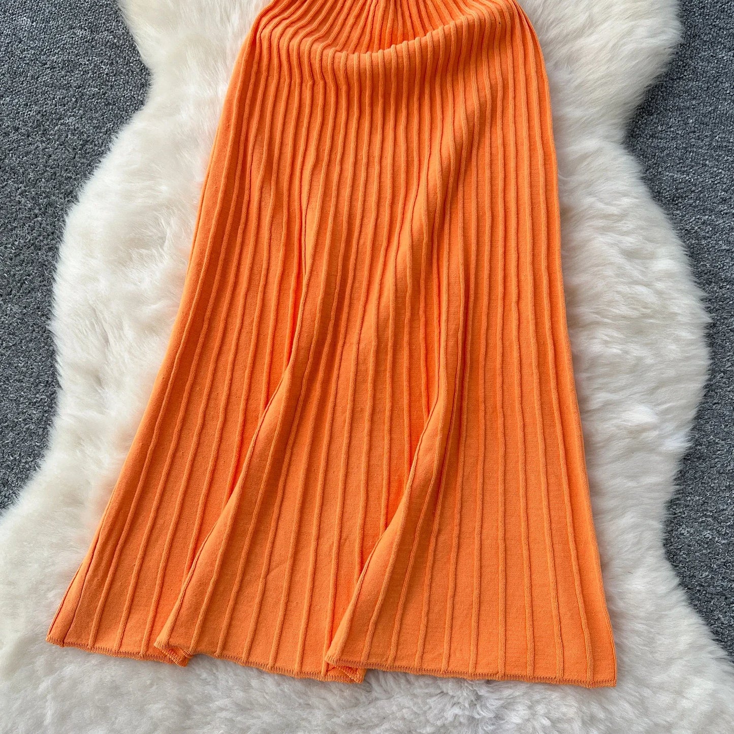 Vestido midi, caimento fluído,  em tricô  modelo feminino  casual elegante super versátil.