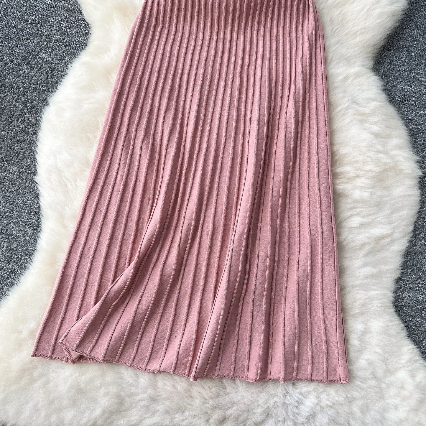 Vestido midi, caimento fluído,  em tricô  modelo feminino  casual elegante super versátil.