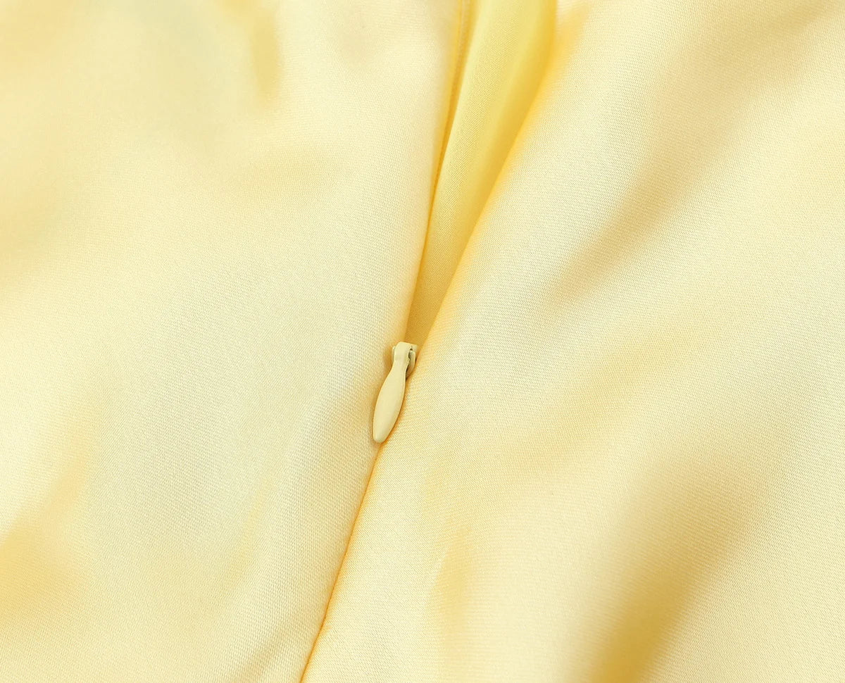 Vestido modelo sensual amarelo  decote nas costas longo pode ser usado em várias ocasiões .