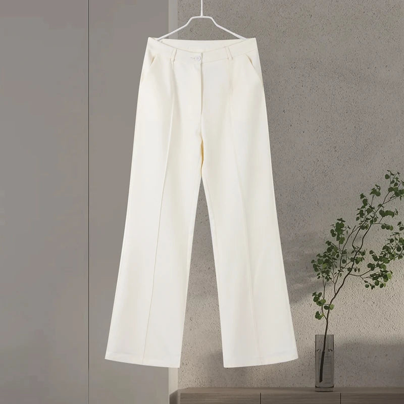 Conjunto blazer de manga  e calça estilo wide pernas mais largas . Detalhes de cinto  que fica super estiloso e elegante .