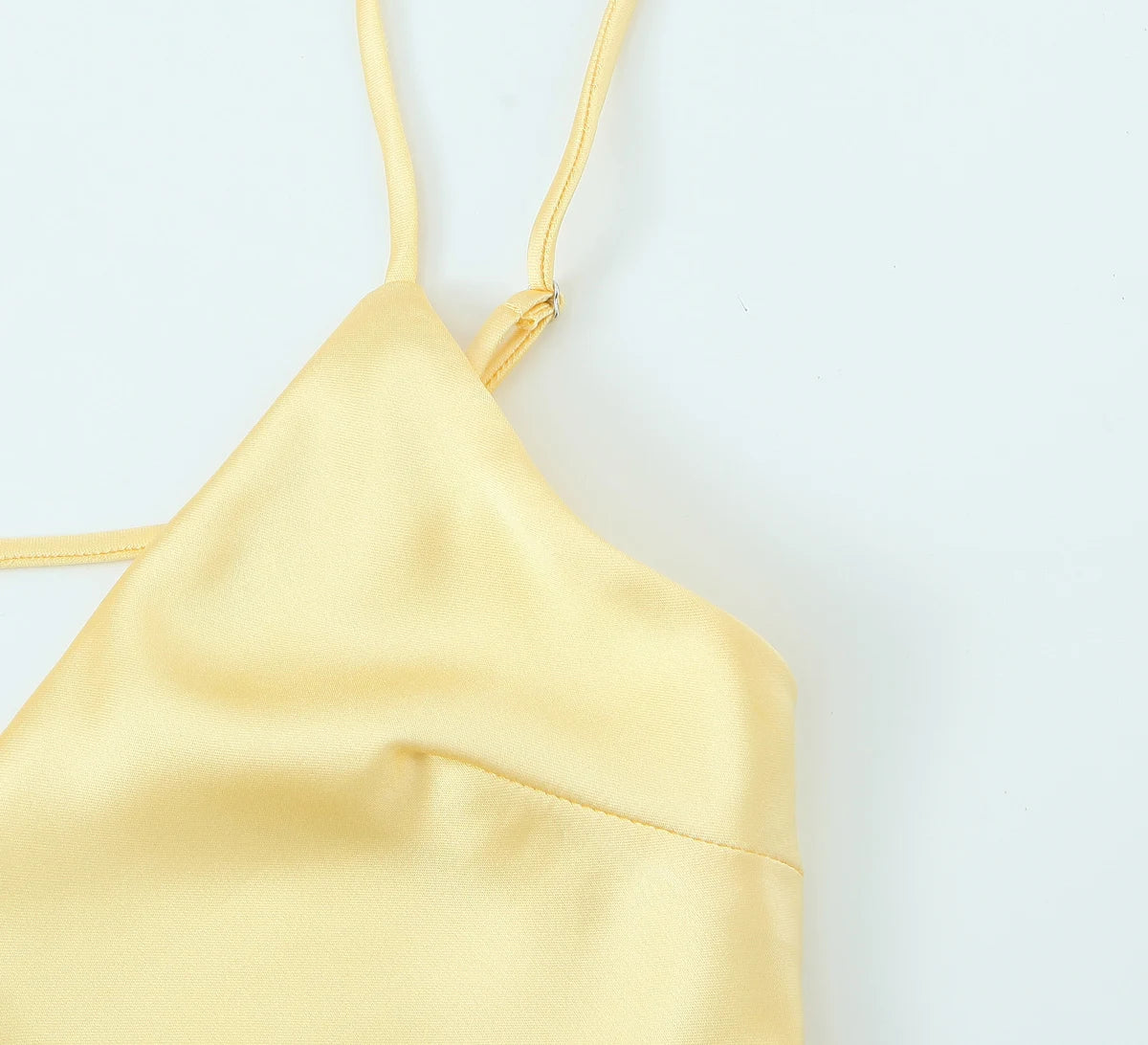 Vestido modelo sensual amarelo  decote nas costas longo pode ser usado em várias ocasiões .