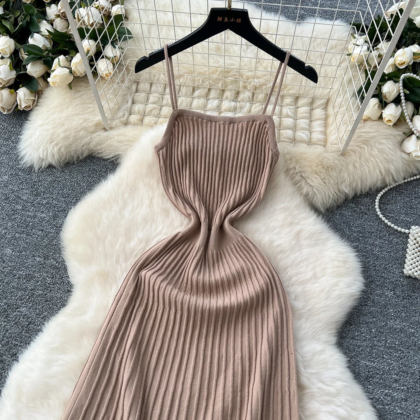 Vestido midi, caimento fluído,  em tricô  modelo feminino  casual elegante super versátil.