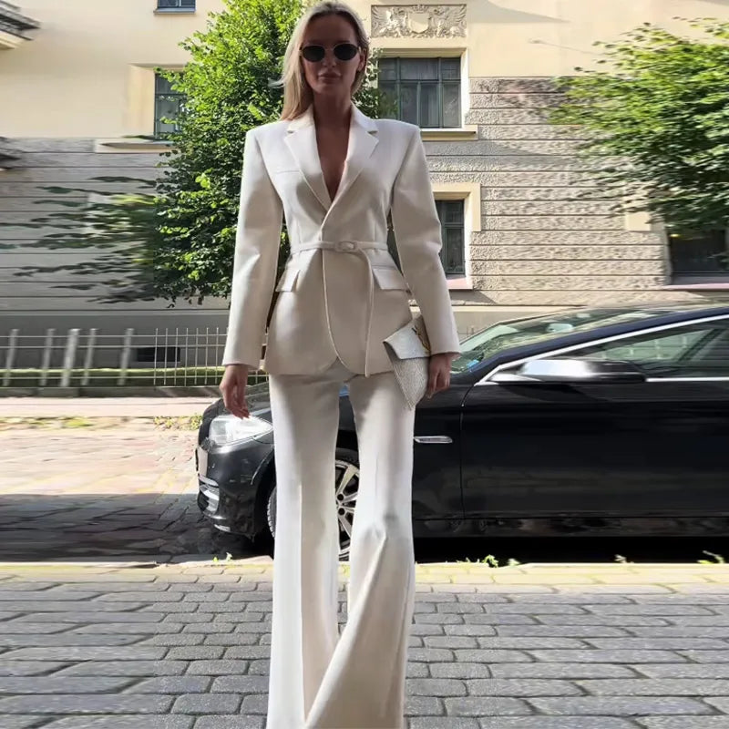 Conjunto blazer de manga  e calça estilo wide pernas mais largas . Detalhes de cinto  que fica super estiloso e elegante .