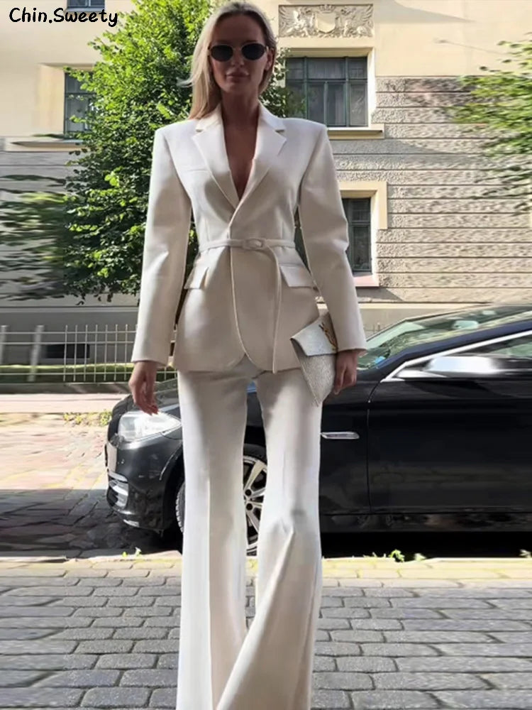 Conjunto blazer de manga  e calça estilo wide pernas mais largas . Detalhes de cinto  que fica super estiloso e elegante .