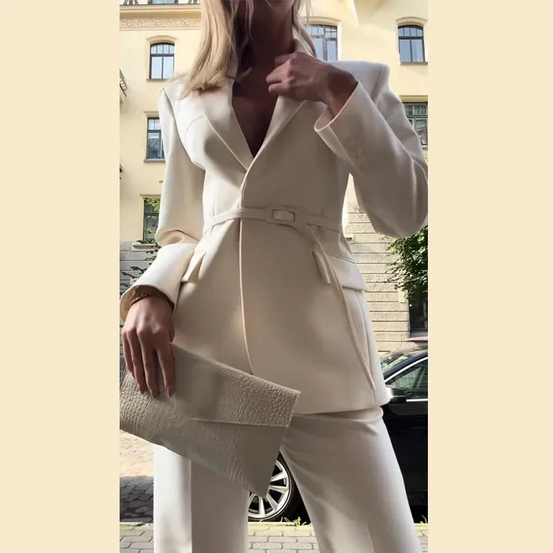 Conjunto blazer de manga  e calça estilo wide pernas mais largas . Detalhes de cinto  que fica super estiloso e elegante .