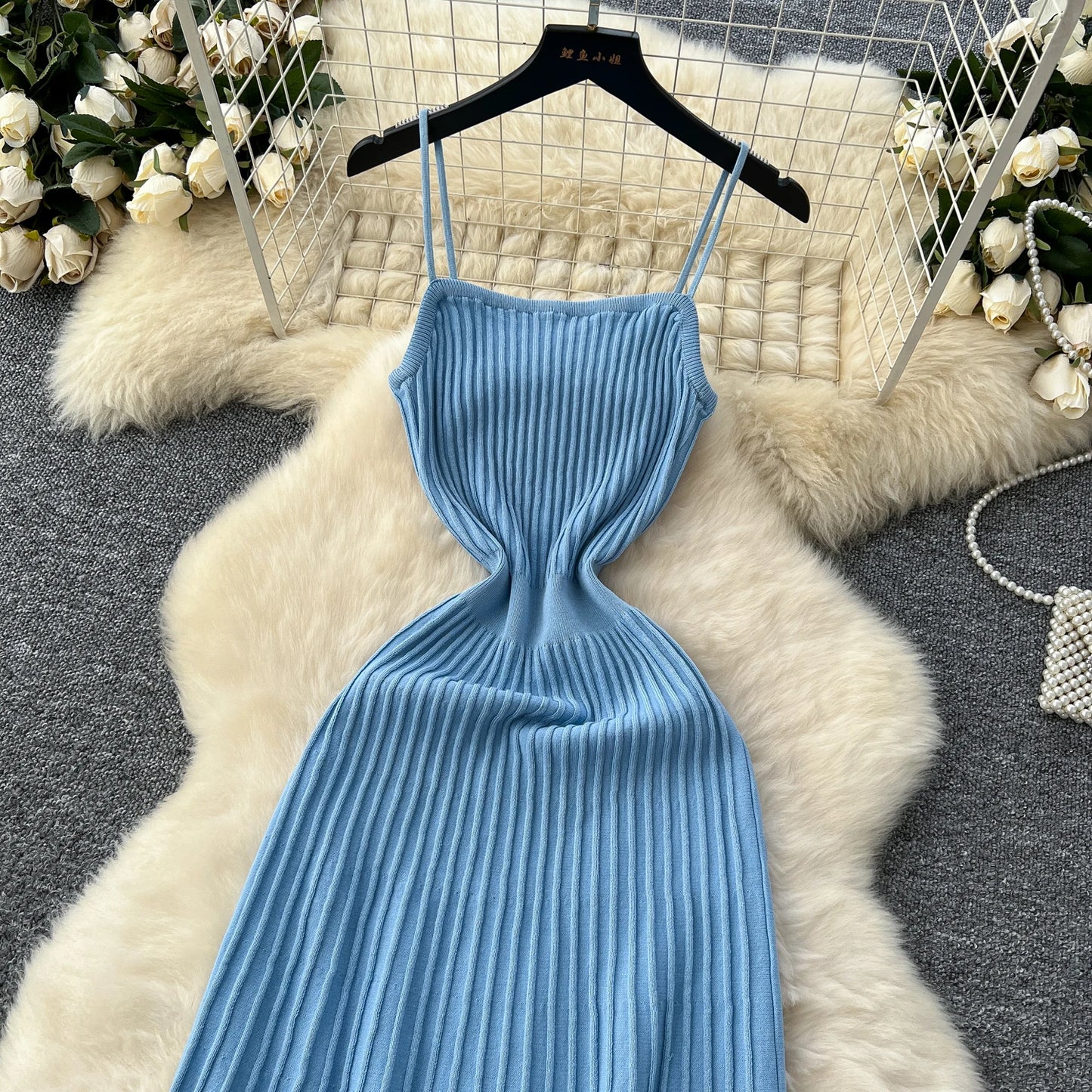 Vestido midi, caimento fluído,  em tricô  modelo feminino  casual elegante super versátil.