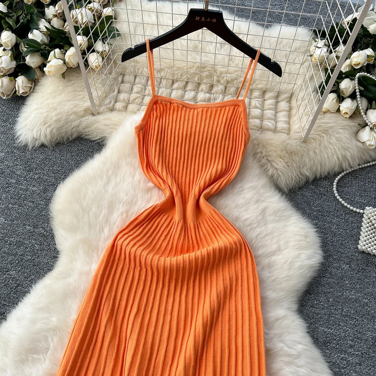 Vestido midi, caimento fluído,  em tricô  modelo feminino  casual elegante super versátil.