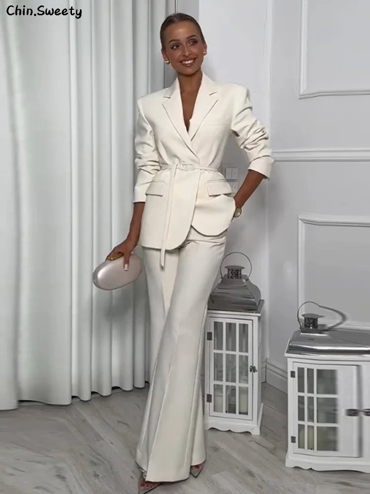 Conjunto blazer de manga  e calça estilo wide pernas mais largas . Detalhes de cinto  que fica super estiloso e elegante .