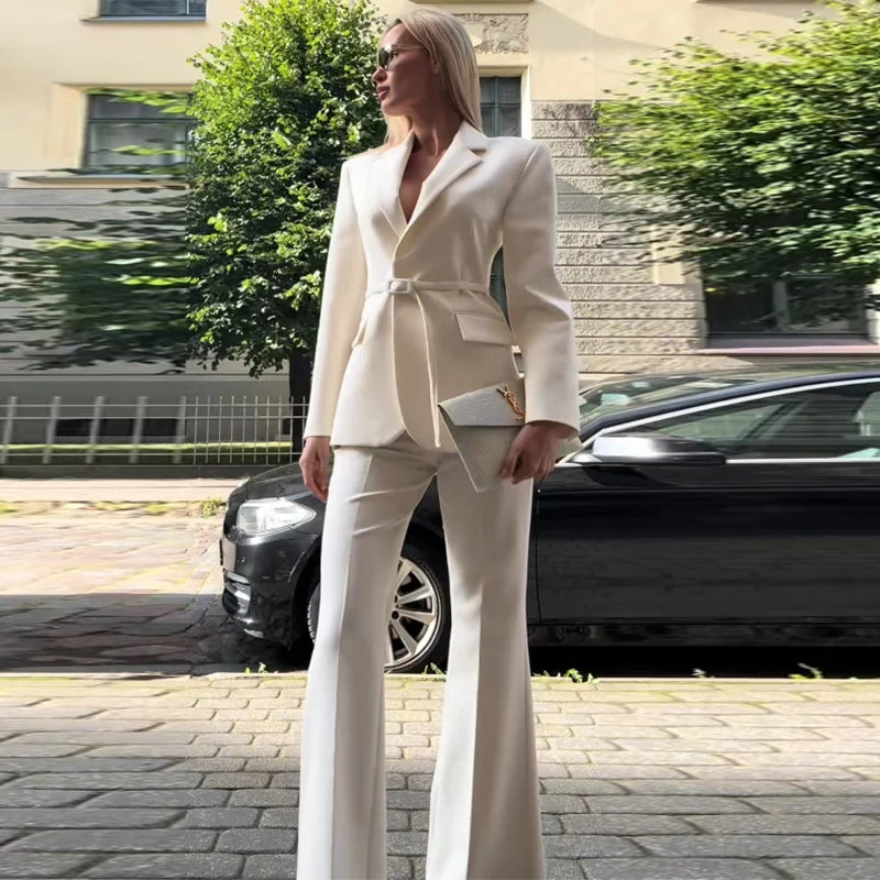 Conjunto blazer de manga  e calça estilo wide pernas mais largas . Detalhes de cinto  que fica super estiloso e elegante .