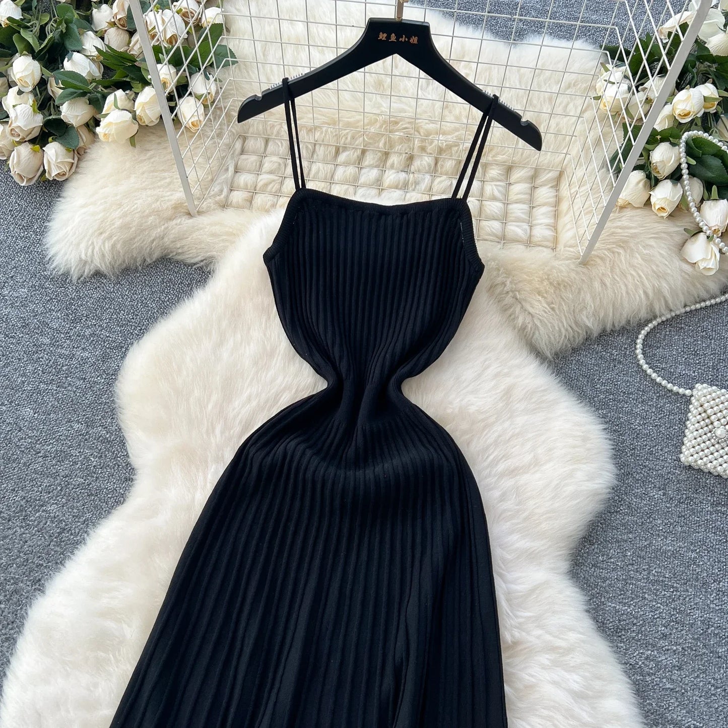 Vestido midi, caimento fluído,  em tricô  modelo feminino  casual elegante super versátil.