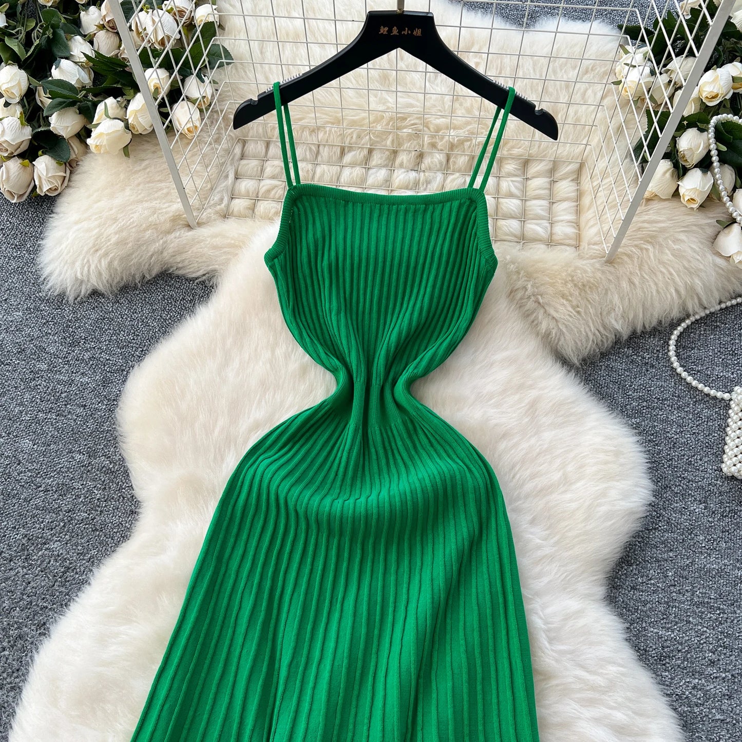 Vestido midi, caimento fluído,  em tricô  modelo feminino  casual elegante super versátil.