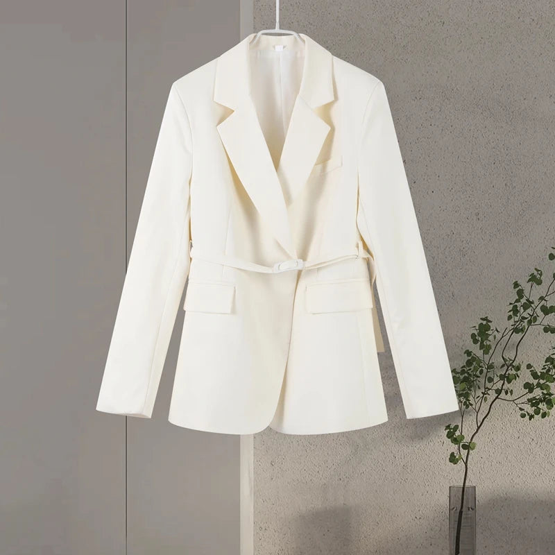 Conjunto blazer de manga  e calça estilo wide pernas mais largas . Detalhes de cinto  que fica super estiloso e elegante .