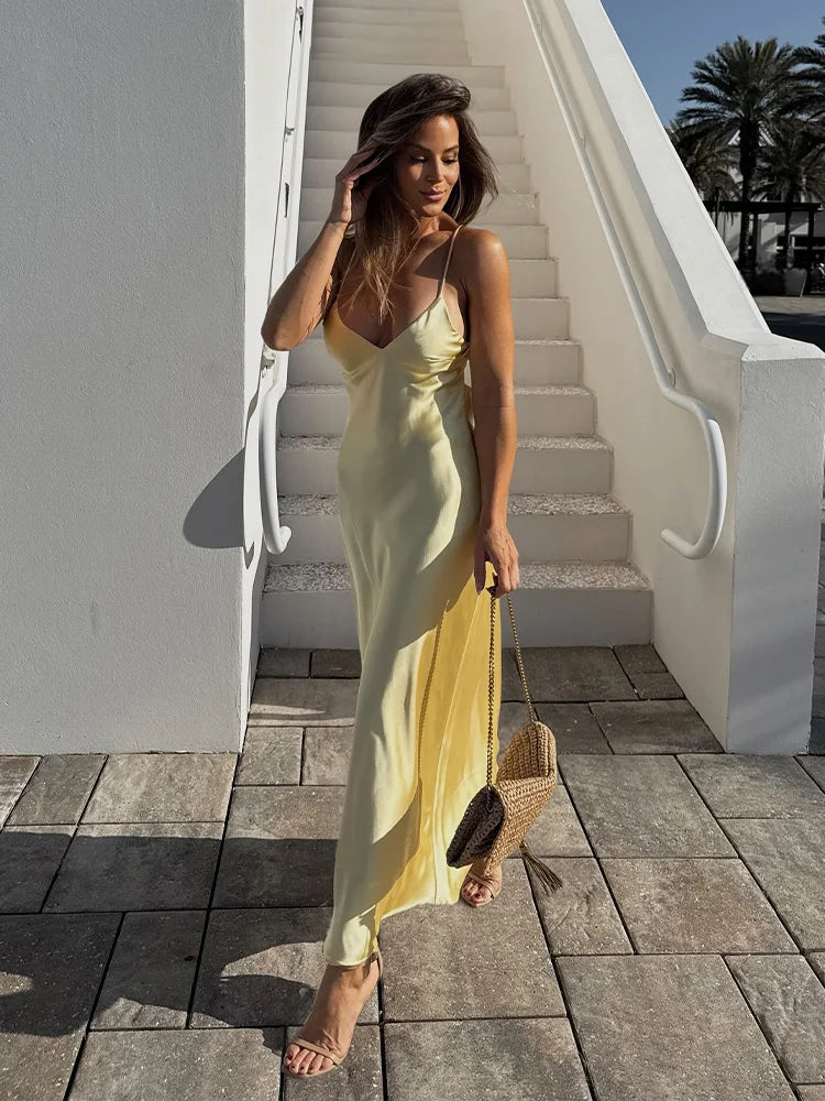Vestido modelo sensual amarelo  decote nas costas longo pode ser usado em várias ocasiões .